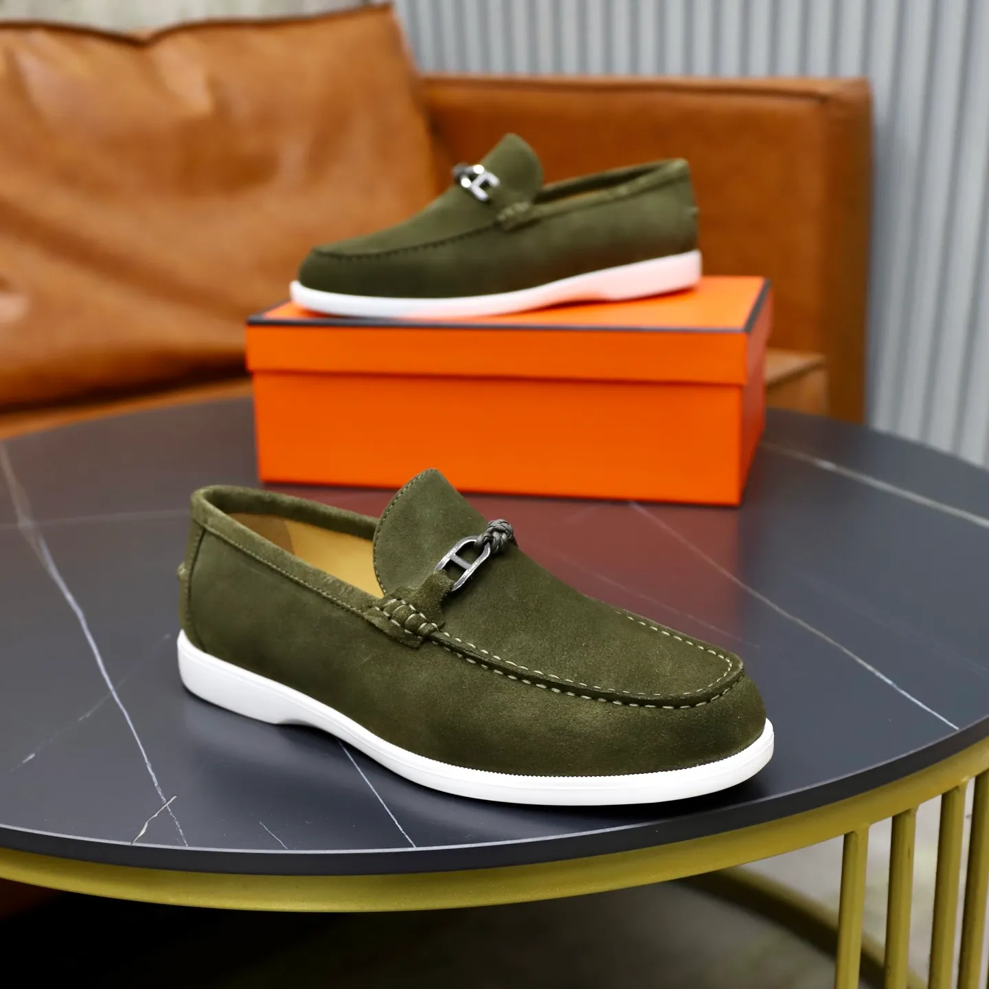 Ex-factory price: 540💰Hermès/Hermès slip-on men's shoes. This shoe is made of imported cow suede leather, with simple and smooth lines, and a 3CM rubber foam ultra-light sole combined with aerodynamic design! Youthful and fashionable, H button decoration, contrasting leather embellishment on the heel, calf lining to gently wrap your feet, with embossed logo cowhide feet, leather rock strips, casual and urban style, highlighting youthful vitality, sports and leisure version, super versatile Size number: 38-39-40-41-42-43-44 Standard leather shoe size (45 can be customized but does not support returns)